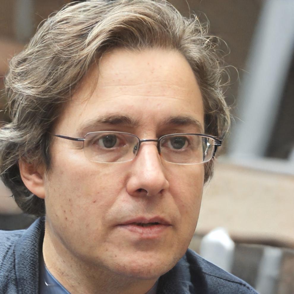 Portrait de Marc Dubois, expert financier principal